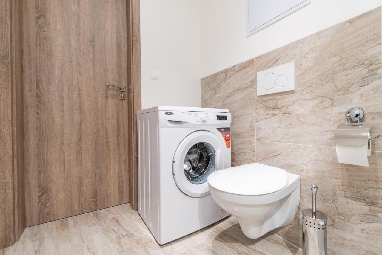 Brand New Studio Apartment #21 With Free Secure Parking In The Center Praag Buitenkant foto
