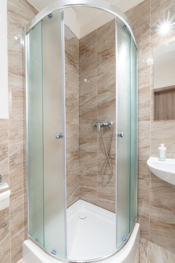 Brand New Studio Apartment #21 With Free Secure Parking In The Center Praag Buitenkant foto